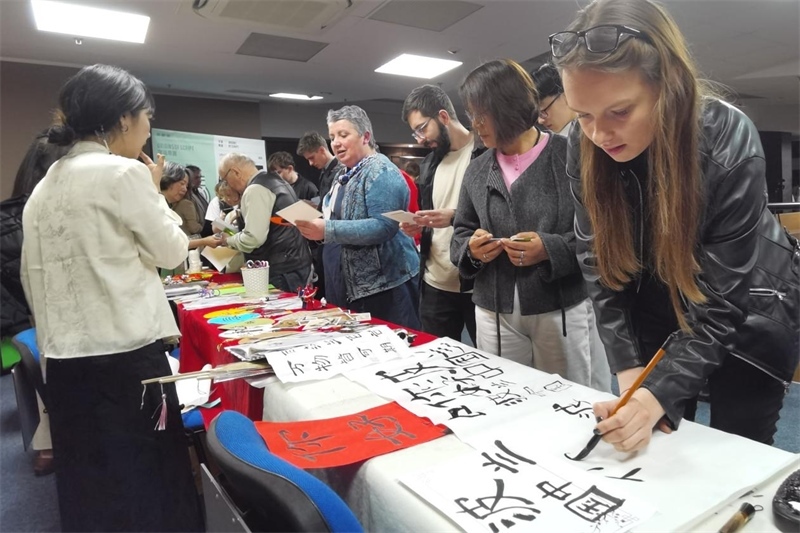 現(xiàn)場來賓體驗中國傳統(tǒng)文化。中國駐波蘭大使館供圖。