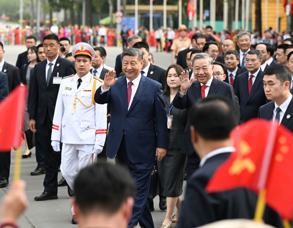 4月14日，中共中央總書(shū)記、國(guó)家主席習(xí)近平抵達(dá)河內(nèi)對(duì)越南進(jìn)行國(guó)事訪(fǎng)問(wèn)。當(dāng)日下午，越共中央總書(shū)記蘇林為習(xí)近平舉行隆重歡迎儀式。這是歡迎儀式后，習(xí)近平和蘇林一同步行前往越共中央駐地舉行會(huì)談時(shí)，向歡迎人群揮手致意。新華社記者 張領(lǐng) 攝
