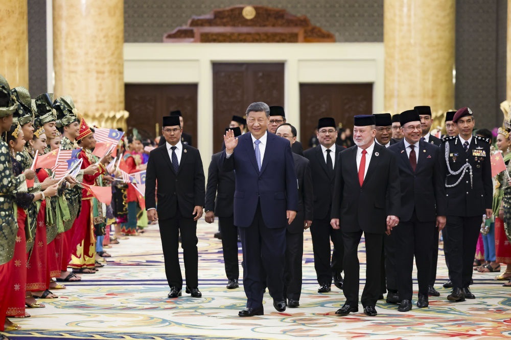 4月16日上午，馬來(lái)西亞最高元首易卜拉欣在馬來(lái)西亞國(guó)家王宮同中國(guó)國(guó)家主席習(xí)近平舉行會(huì)見(jiàn)。會(huì)見(jiàn)后，習(xí)近平出席易卜拉欣舉行的歡迎宴會(huì)。這是習(xí)近平向歡迎人群揮手致意。新華社記者 黃敬文 攝