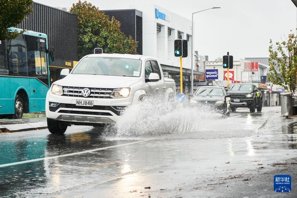 5月1日，汽車行駛在新西蘭南島城市克賴斯特徹奇的街頭。新華社發(fā)（陳思雨蒙 攝）