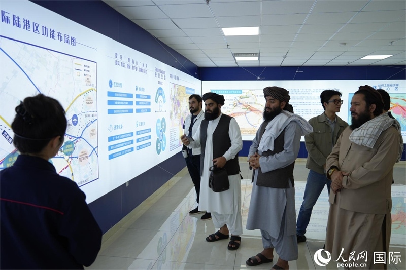 代表團在烏魯木齊國際陸港區(qū)參觀。人民網記者 章凱風攝