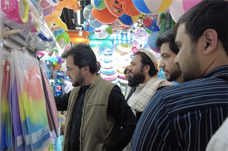 代表團在義烏國際商貿城參觀。CGTN記者 楊剛攝