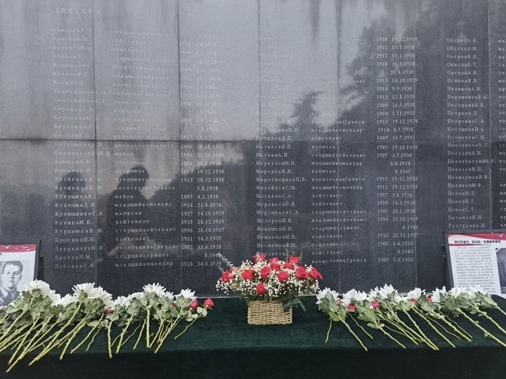 在南京抗日航空烈士紀(jì)念館鐫刻有蘇聯(lián)籍抗日航空英烈名錄的紀(jì)念碑前，擺放著人們獻(xiàn)上的鮮花（2024年11月22日攝）。新華社記者 邱冰清 攝