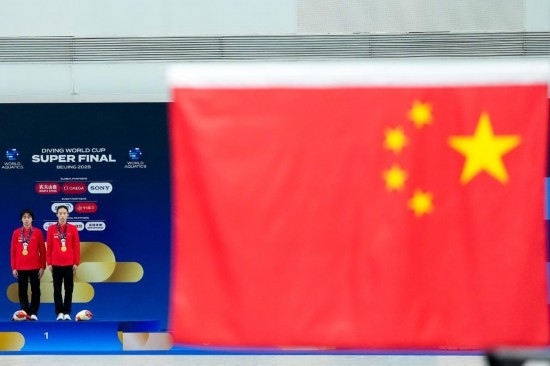 5月2日，獲得2025年跳水世界杯總決賽女子雙人10米臺(tái)冠軍的中國(guó)組合陳芋汐（右）/全紅嬋在頒獎(jiǎng)儀式上。新華社記者 鞠煥宗 攝
