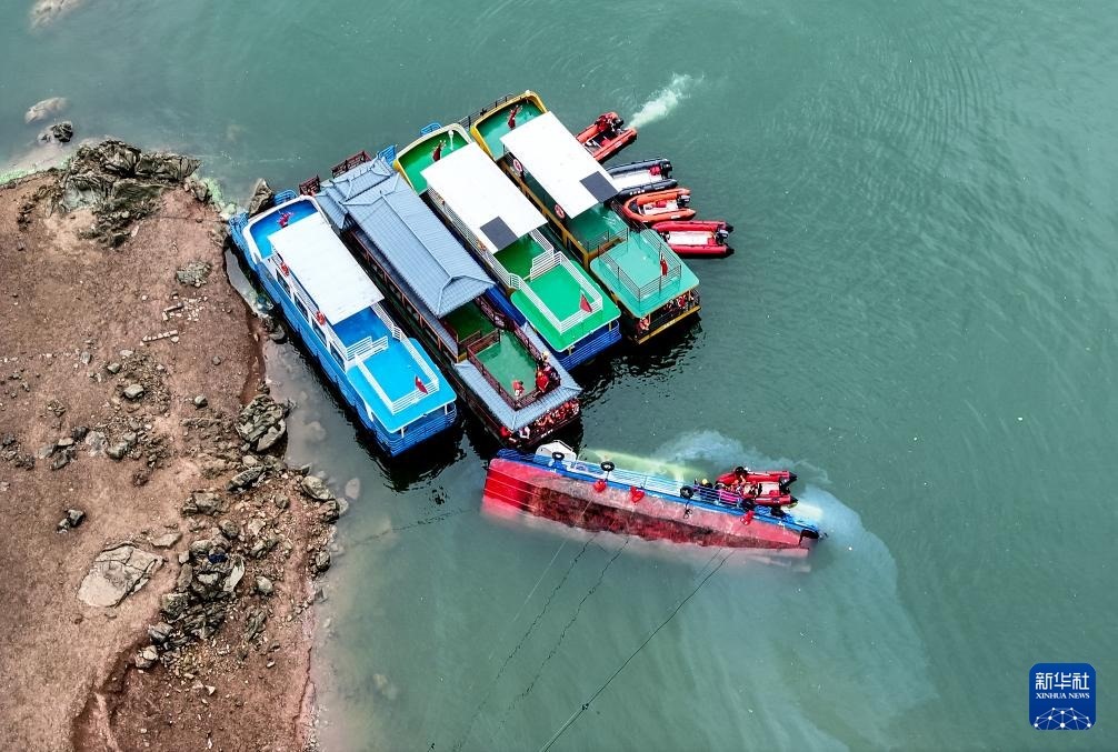 5月5日，救援人員在對傾覆船只進行搜救（無人機照片）。新華社記者 劉續(xù) 攝