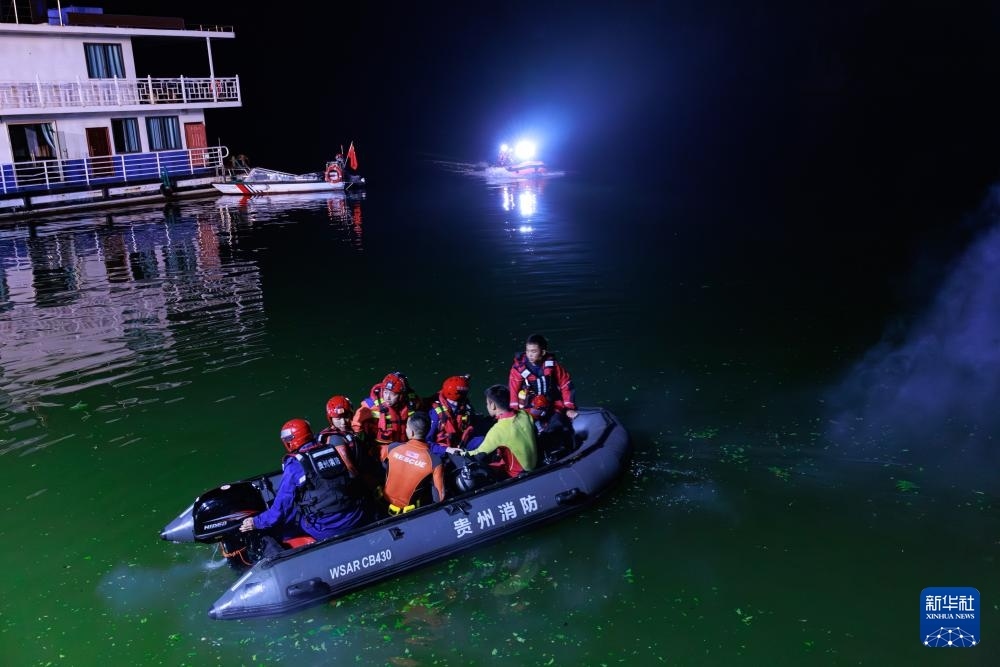 5月5日，救援人員在進行搜救。新華社記者 劉續(xù) 攝