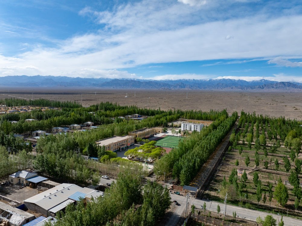 這是4月23日在新疆克州阿圖什市哈拉峻鄉(xiāng)拍攝的謝依特小學（無人機照片）。