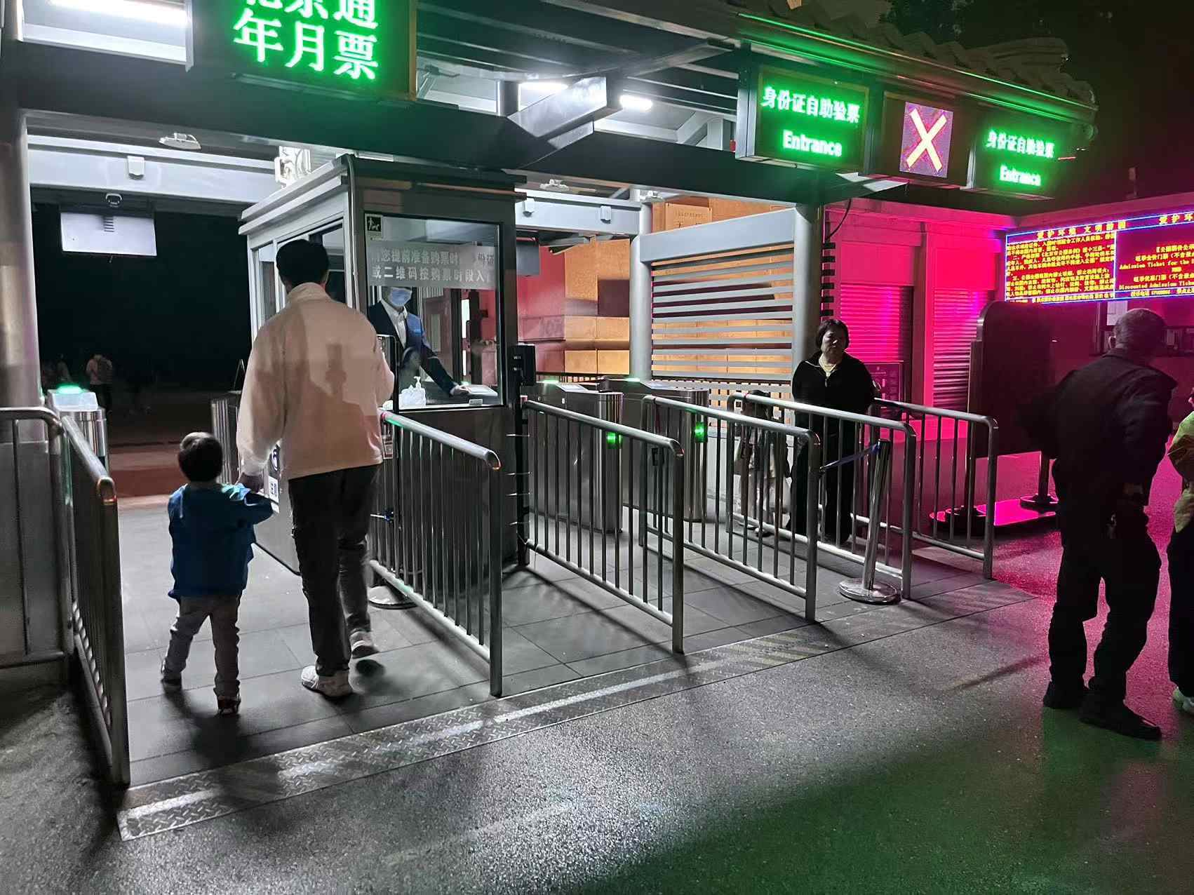 北京天壇公園延長(zhǎng)開放時(shí)間，游客進(jìn)入游覽。人民網(wǎng)記者 李楠樺攝