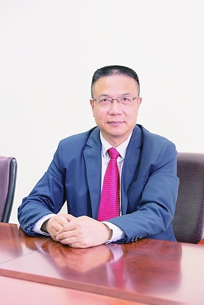 徐飛 教授、博士生導(dǎo)師。歷任上海交通大學(xué)副校長(zhǎng)、西南交通大學(xué)校長(zhǎng)、上海財(cái)經(jīng)大學(xué)常務(wù)副校長(zhǎng)，現(xiàn)任福耀科技大學(xué)常務(wù)副校長(zhǎng)。國(guó)務(wù)院政府特殊津貼專家。先后兼任中國(guó)鐵道學(xué)會(huì)副理事長(zhǎng)，中國(guó)管理學(xué)會(huì)組織與戰(zhàn)略專業(yè)委員會(huì)副主任，教育部高等學(xué)校創(chuàng)新創(chuàng)業(yè)教育指導(dǎo)委員會(huì)副主任，中國(guó)高等教育學(xué)會(huì)創(chuàng)新創(chuàng)業(yè)教育分會(huì)理事長(zhǎng)，中國(guó)高質(zhì)量MBA教育認(rèn)證（CAMEA）工作委員會(huì)副主任，中國(guó)職業(yè)技術(shù)教育學(xué)會(huì)副會(huì)長(zhǎng)等。主要研究領(lǐng)域?yàn)閼?zhàn)略管理、競(jìng)爭(zhēng)戰(zhàn)略與博弈論、創(chuàng)新創(chuàng)業(yè)、跨文化戰(zhàn)略領(lǐng)導(dǎo)力等。出版著作20余部。