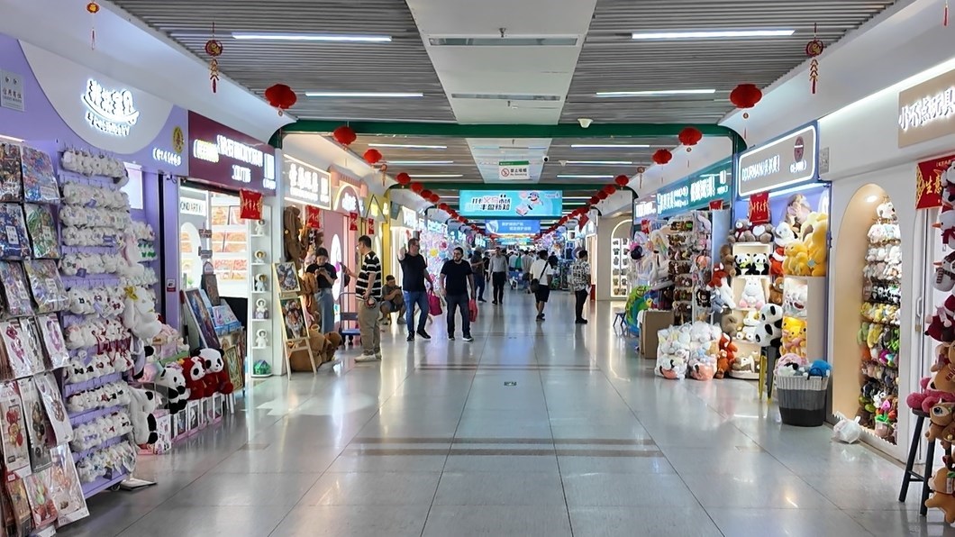 4月30日，義烏國(guó)際商貿(mào)城一區(qū)現(xiàn)場(chǎng)。人民網(wǎng)記者 王仁宏攝