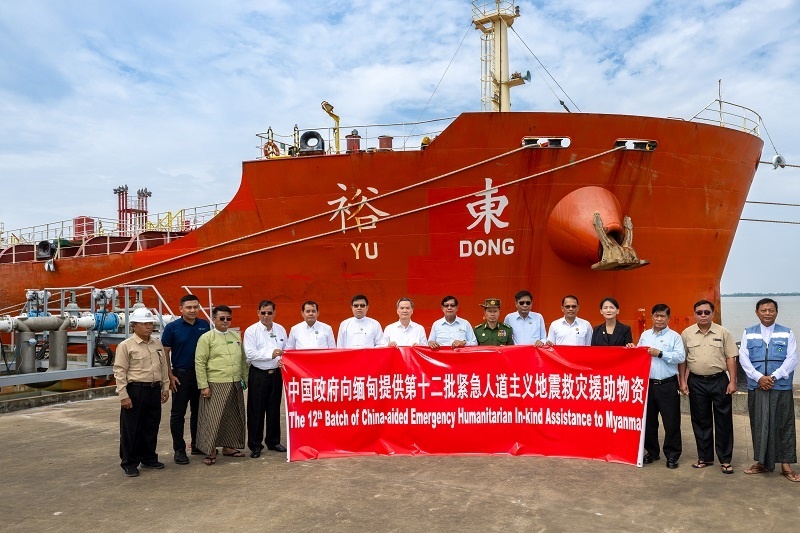 中國(guó)駐緬大使館歐陽(yáng)道冰參贊、仰光省首席部長(zhǎng)梭登及緬有關(guān)部門(mén)官員出席交接儀式。人民網(wǎng)記者 謝佳君攝