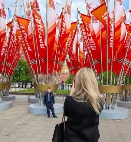 當(dāng)?shù)貢r間5月7日下午，莫斯科紅場外，紀(jì)念蘇聯(lián)偉大衛(wèi)國戰(zhàn)爭勝利80周年慶典旗幟飄揚。