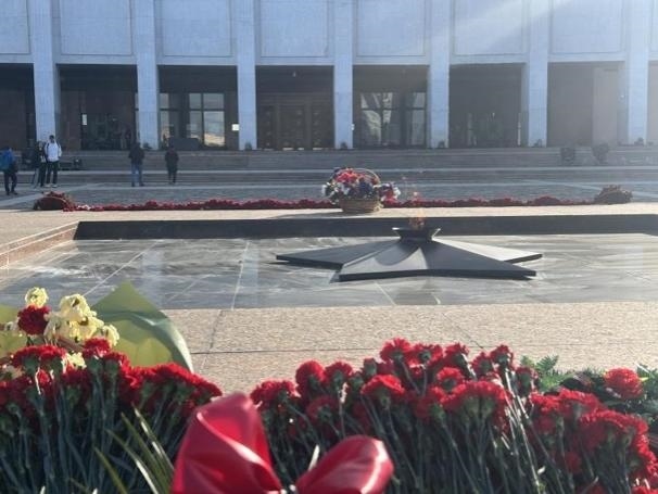 當(dāng)?shù)貢r間5月6日下午，莫斯科勝利廣場上的長明火兩旁放滿鮮花。