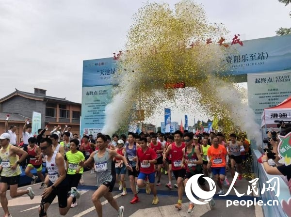 全民健身跑參賽選手沖出起點。人民網(wǎng)記者 楊磊攝