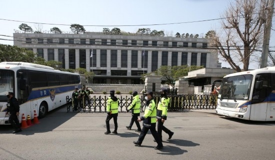 4月3日，在韓國首爾，警察在韓國憲法法院前執(zhí)勤。新華社記者姚琪琳攝
