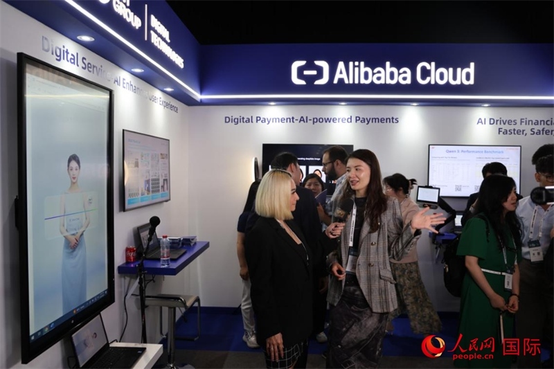 當?shù)孛襟w在2025迪拜金融科技峰會的一家中資企業(yè)展廳采訪，張志文攝