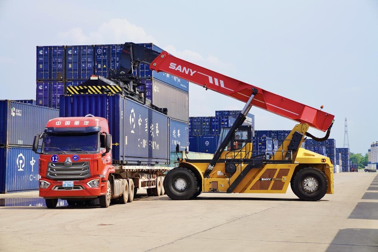 在中老鐵路萬象南鐵路貨運口岸站，起重機正在吊裝集裝箱。劉瑩嘉攝