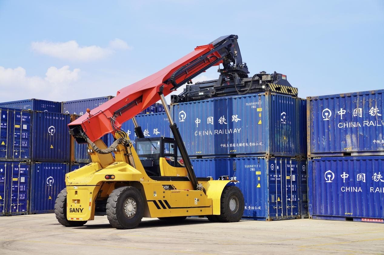 在中老鐵路萬象南鐵路貨運口岸站，起重機正在吊裝集裝箱。劉瑩嘉攝