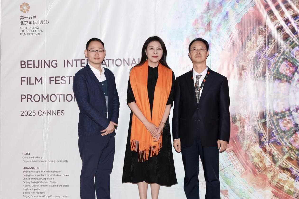 余俊生（右一）與《走走停停》導(dǎo)演龍飛（左一）、演員岳紅（左二）合影。主辦方供圖