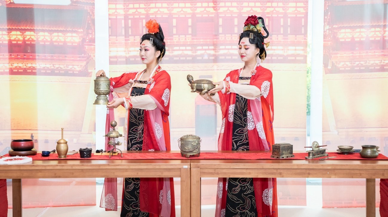 法門寺地宮出土文物一比一復(fù)刻的宮廷茶器。中國駐大阪旅游辦事處供圖