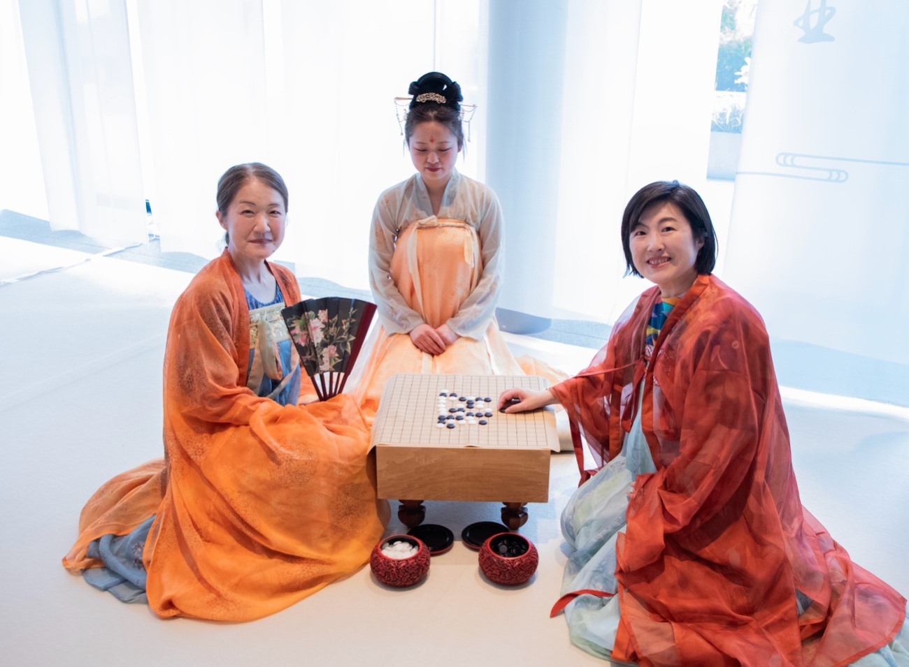 日本客人體驗(yàn)漢服。中國駐大阪旅游辦事處供圖