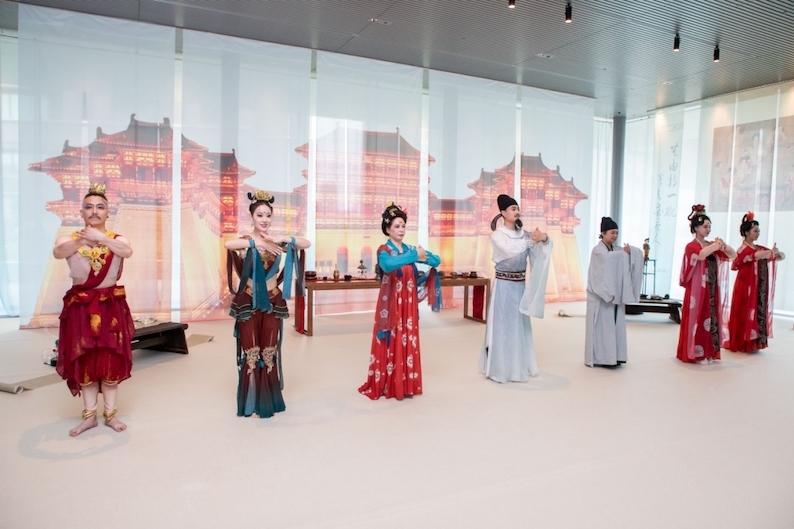 眾人行唐代插手禮。中國駐大阪旅游辦事處供圖