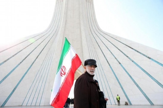 2月10日，在伊朗首都德黑蘭阿扎迪廣場，民眾參加紀念伊朗伊斯蘭革命勝利46周年集會。新華社記者沙達提攝