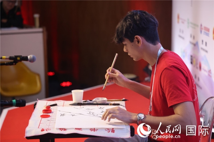 2025年“漢語橋”巴西賽區(qū)決賽的“才藝展示”環(huán)節(jié)，一名參賽者正在繪畫。人民網(wǎng)記者 時(shí)元皓攝