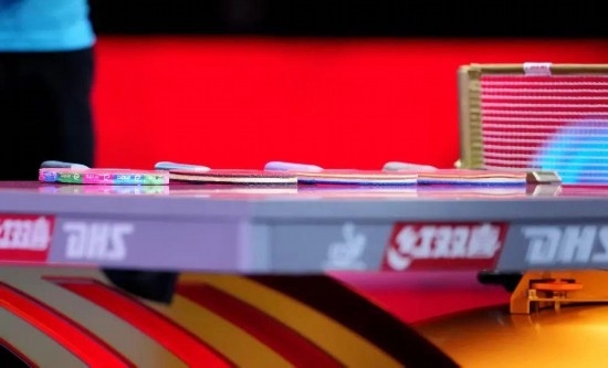 王楚欽的球拍為最右側那支。