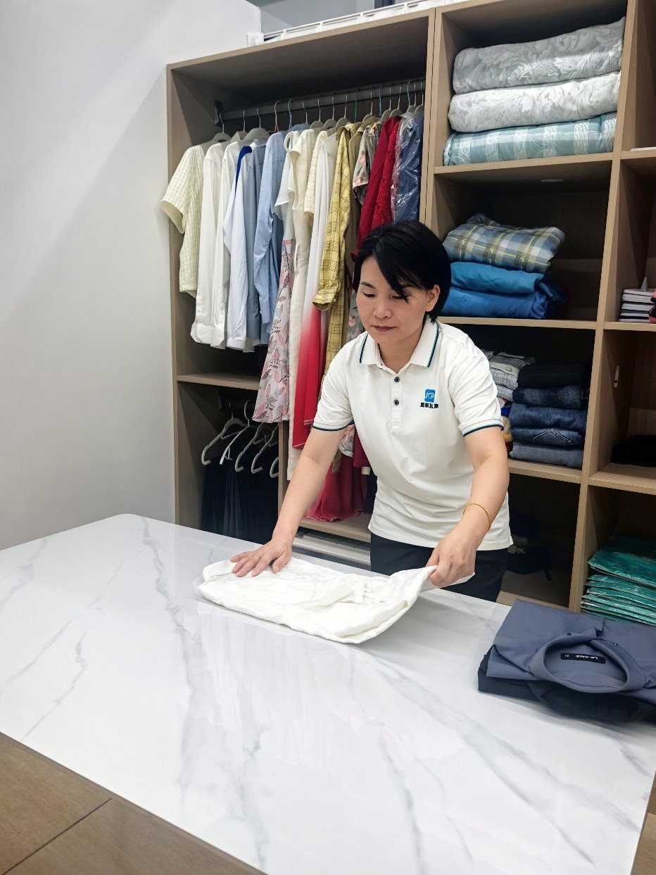 劉水金正在客戶家中做衣柜整理收納工作。受訪者供圖