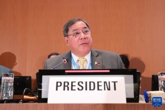 5月20日，在瑞士日內(nèi)瓦，第78屆世界衛(wèi)生大會主席赫爾博薩宣布審議通過“大流行協(xié)定”。新華社記者 杜哲宇 攝