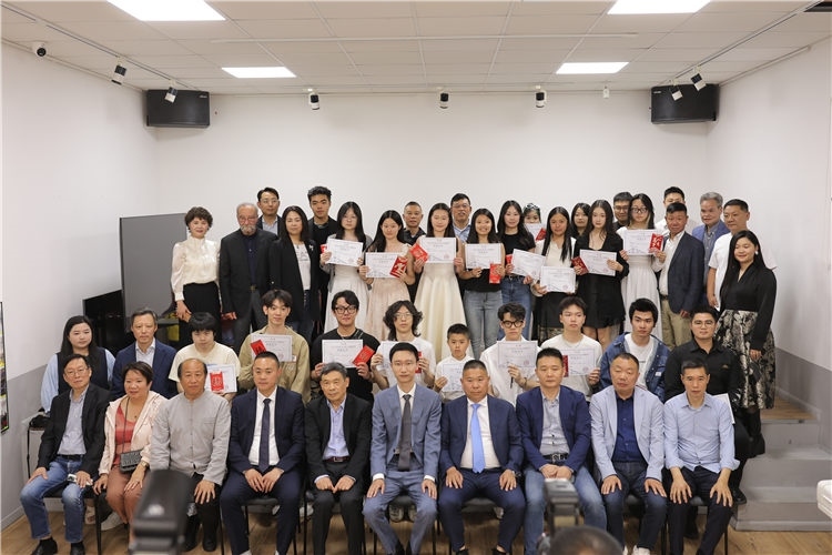 獲獎者與主辦方合影。主辦方供圖