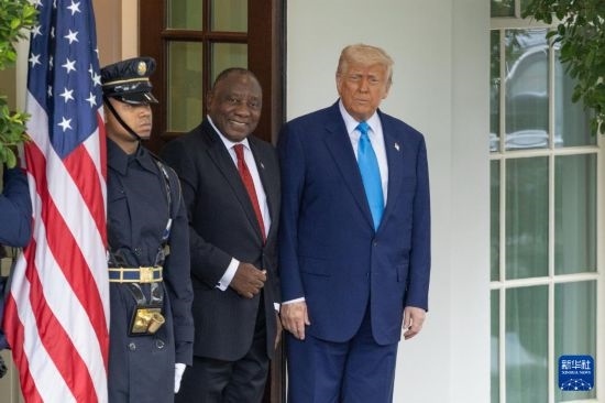 5月21日，美國(guó)總統(tǒng)特朗普（右）在華盛頓白宮迎接到訪的南非總統(tǒng)拉馬福薩（中）。新華社記者 胡友松 攝