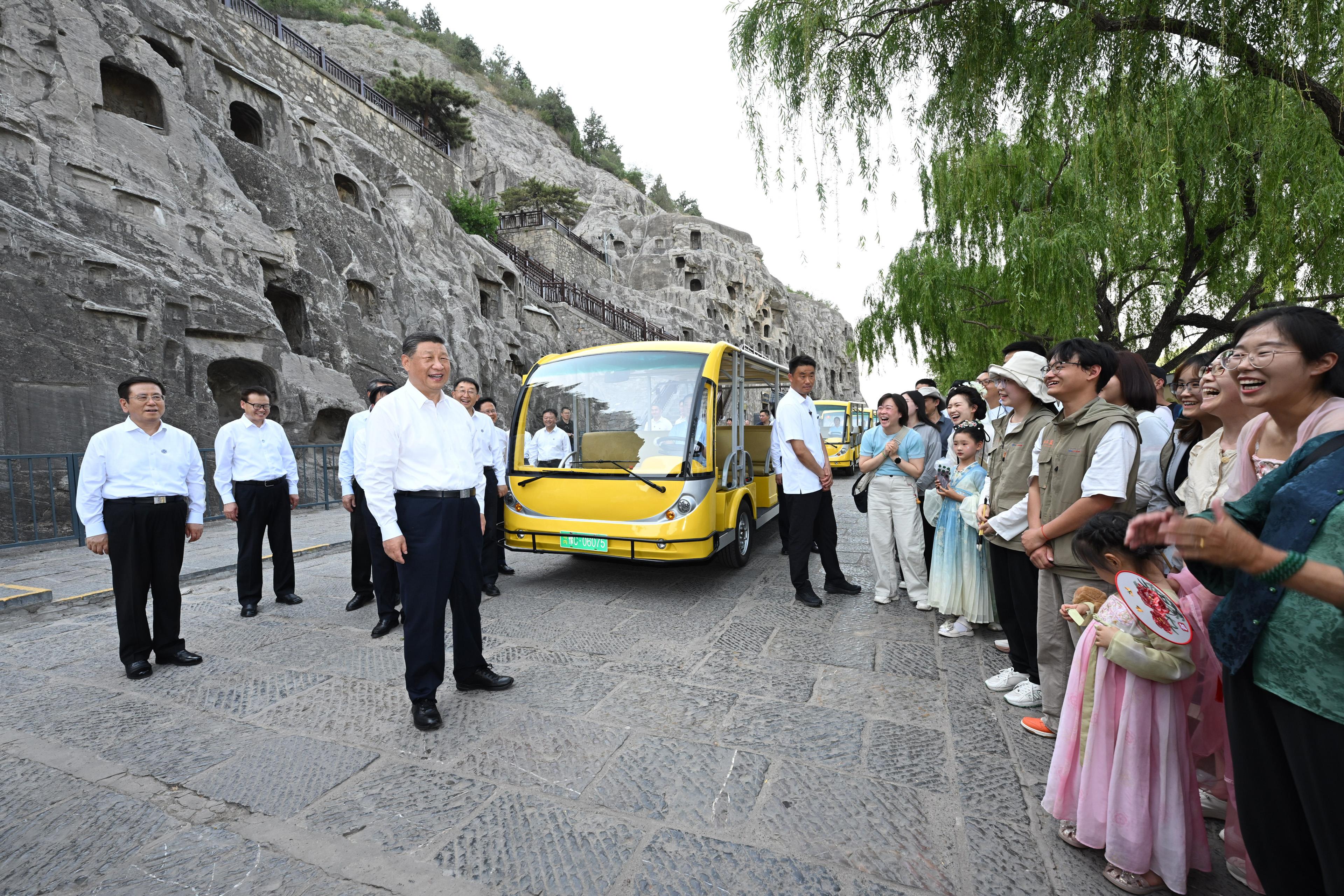2025年5月19日，習(xí)近平總書記在洛陽龍門石窟考察時，同游客親切交流。