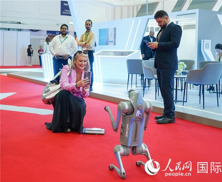 與會嘉賓被中企機(jī)器人吸引。人民網(wǎng) 塔里克·易卜拉欣攝