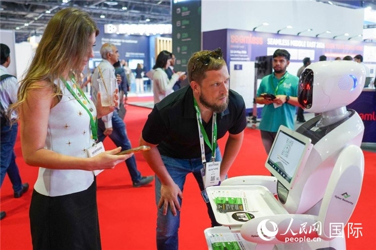 會上展示的電子支付機(jī)器人。人民網(wǎng) 塔里克·易卜拉欣攝