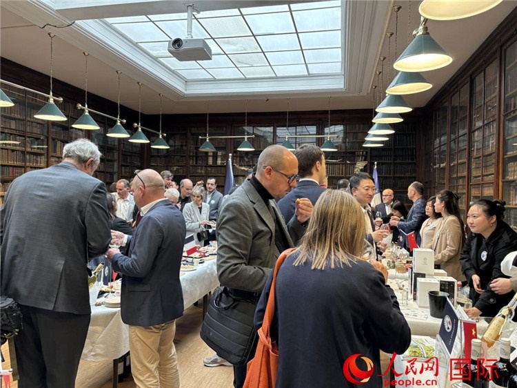 FIWA大獎(jiǎng)賽獲獎(jiǎng)酒及農(nóng)產(chǎn)品2025專業(yè)展暨中國云南—法國巴黎特色商品推介會(huì)現(xiàn)場。人民網(wǎng)記者 于超凡攝