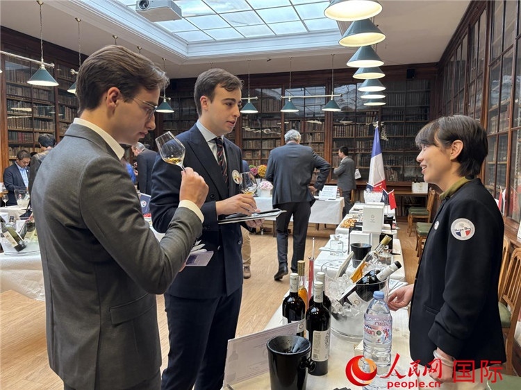 法國嘉賓與參展云南企業(yè)代表交流。人民網(wǎng)記者 于超凡攝