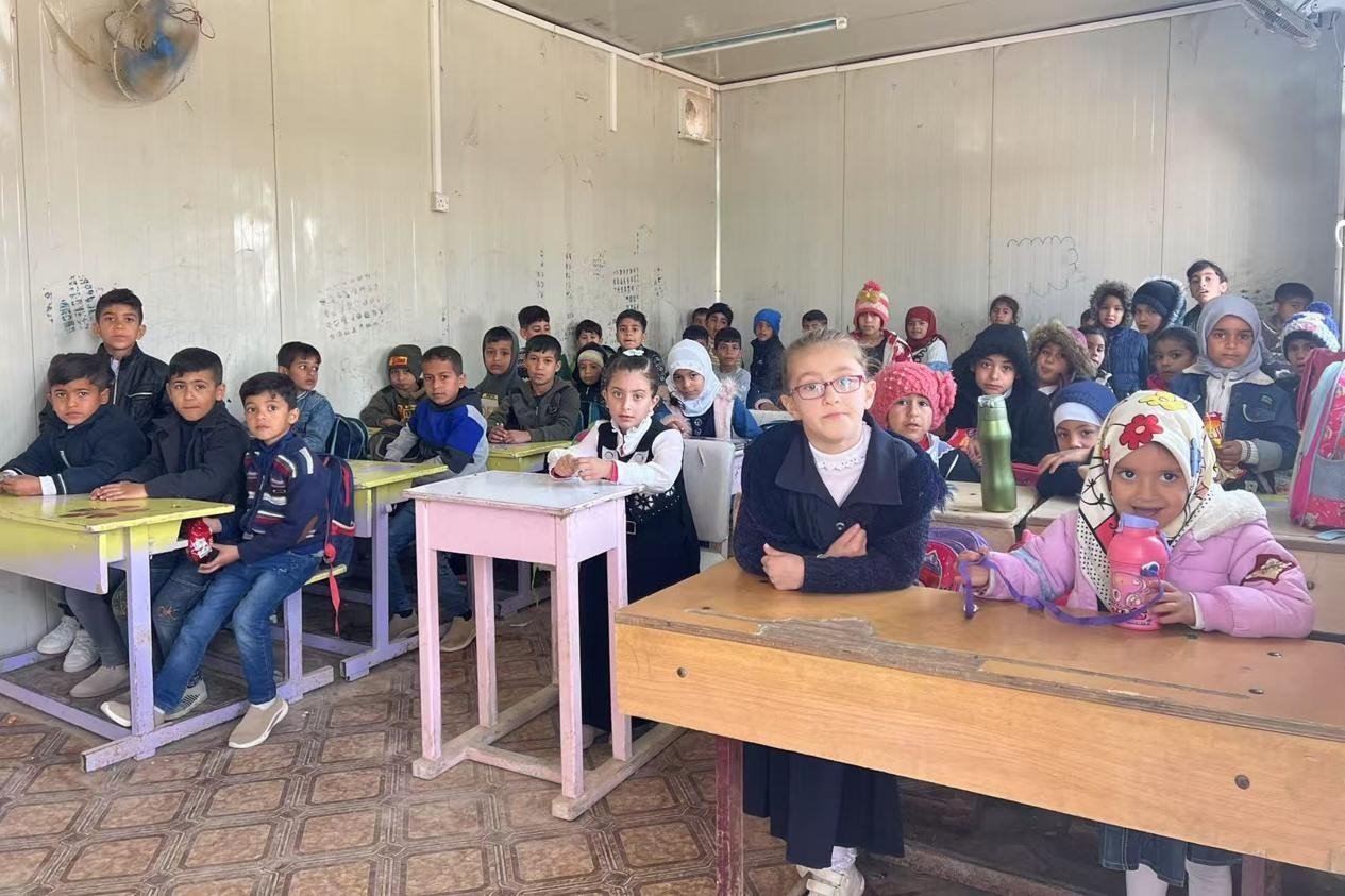 伊拉克卡爾巴拉省學(xué)生在簡易板房內(nèi)上課。中國電建供圖