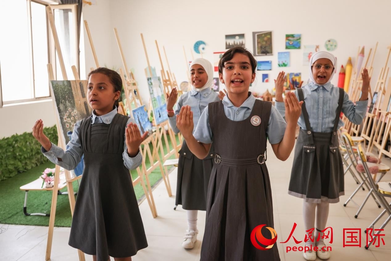 阿爾穆塔?阿里卡特國際學(xué)校的學(xué)生表演舞蹈。人民網(wǎng)記者 薛丹攝