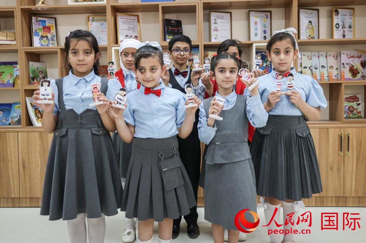 阿爾穆塔?阿里卡特國際學(xué)校的學(xué)生在圖書室上課。人民網(wǎng)記者 薛丹攝