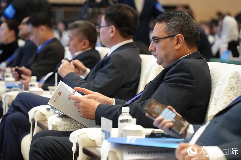 與會嘉賓翻看報告。人民網(wǎng)記者章凱風(fēng)攝