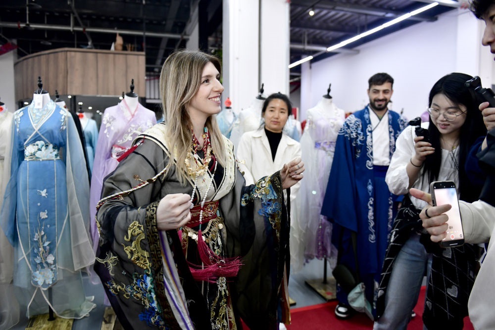 2025年4月8日，參加曹縣漢服文化節(jié)的意大利嘉賓卡米拉在試穿漢服。新華社記者郭緒雷 攝