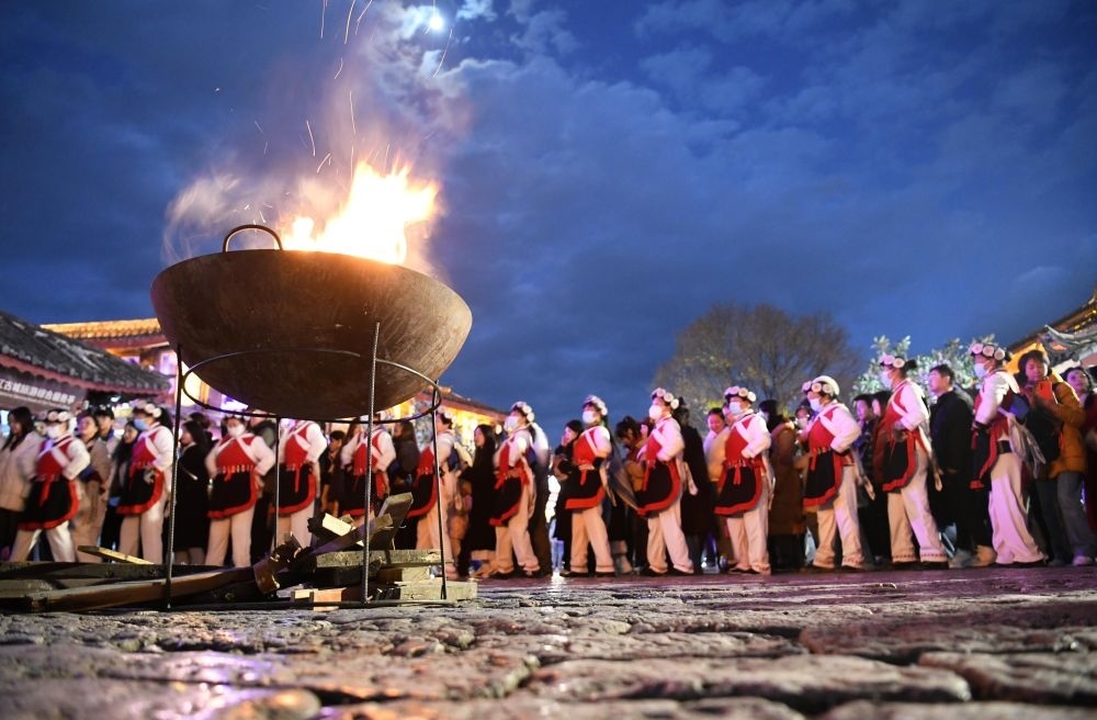 2025年1月11日，游客和居民在麗江古城打跳游玩。（趙慶祖攝）