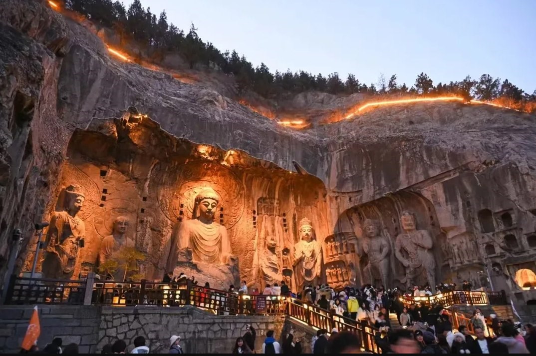 游客在龍門石窟參觀游覽。