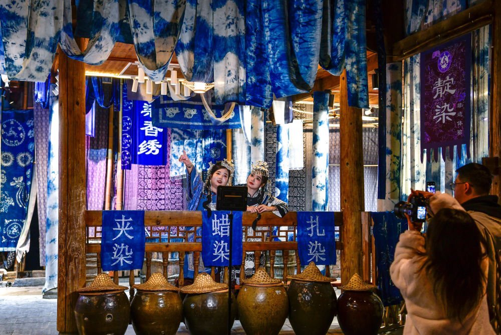 2025年3月17日，游客在貴州省黎平縣肇興侗寨里留影。新華社記者楊文斌 攝