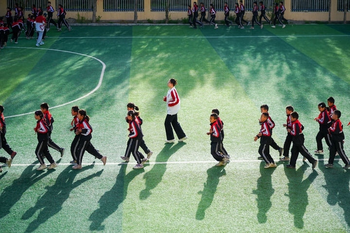 2025年4月24日，在新疆克州阿圖什市哈拉峻鄉(xiāng)謝依特小學(xué)，支教教師帶領(lǐng)學(xué)生晨跑。新華社記者 徐宏巖 攝