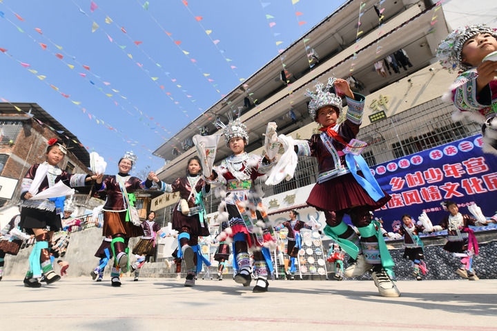 2025年3月25日，廣西柳州市融水苗族自治縣桿洞鄉(xiāng)中心小學(xué)學(xué)生在跳蘆笙踩堂舞。新華社記者 黃孝邦 攝
