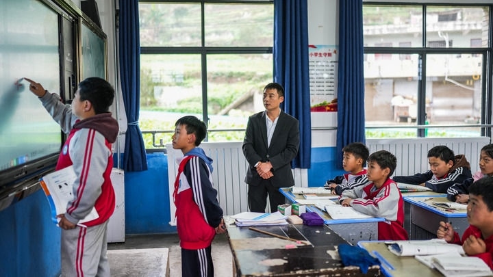 2024年11月21日，在地處烏蒙山區(qū)的貴州省六盤水市水城區(qū)亮巖小學(xué)，學(xué)生在供暖的教室內(nèi)學(xué)習(xí)。新華社記者 陶亮 攝