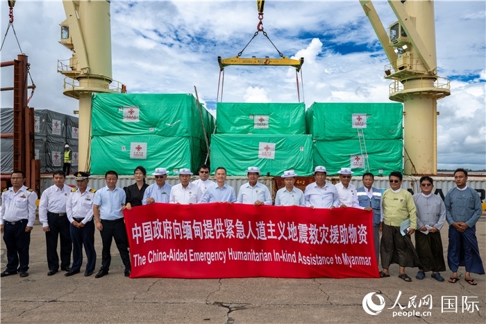 5月25日，中國(guó)駐緬甸大使館參贊歐陽(yáng)道冰、仰光省首席部長(zhǎng)梭登及緬有關(guān)部門(mén)官員出席援緬第十五批緊急人道主義地震救災(zāi)物資交接儀式。人民網(wǎng)記者謝佳君攝